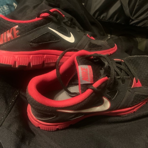 Nike Black & Red (Like New)men’s size 7 shoes - Picture 2 of 5